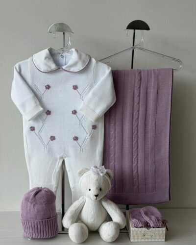 Saída Maternidade Macacão Flor Crochê Branco e Lilás