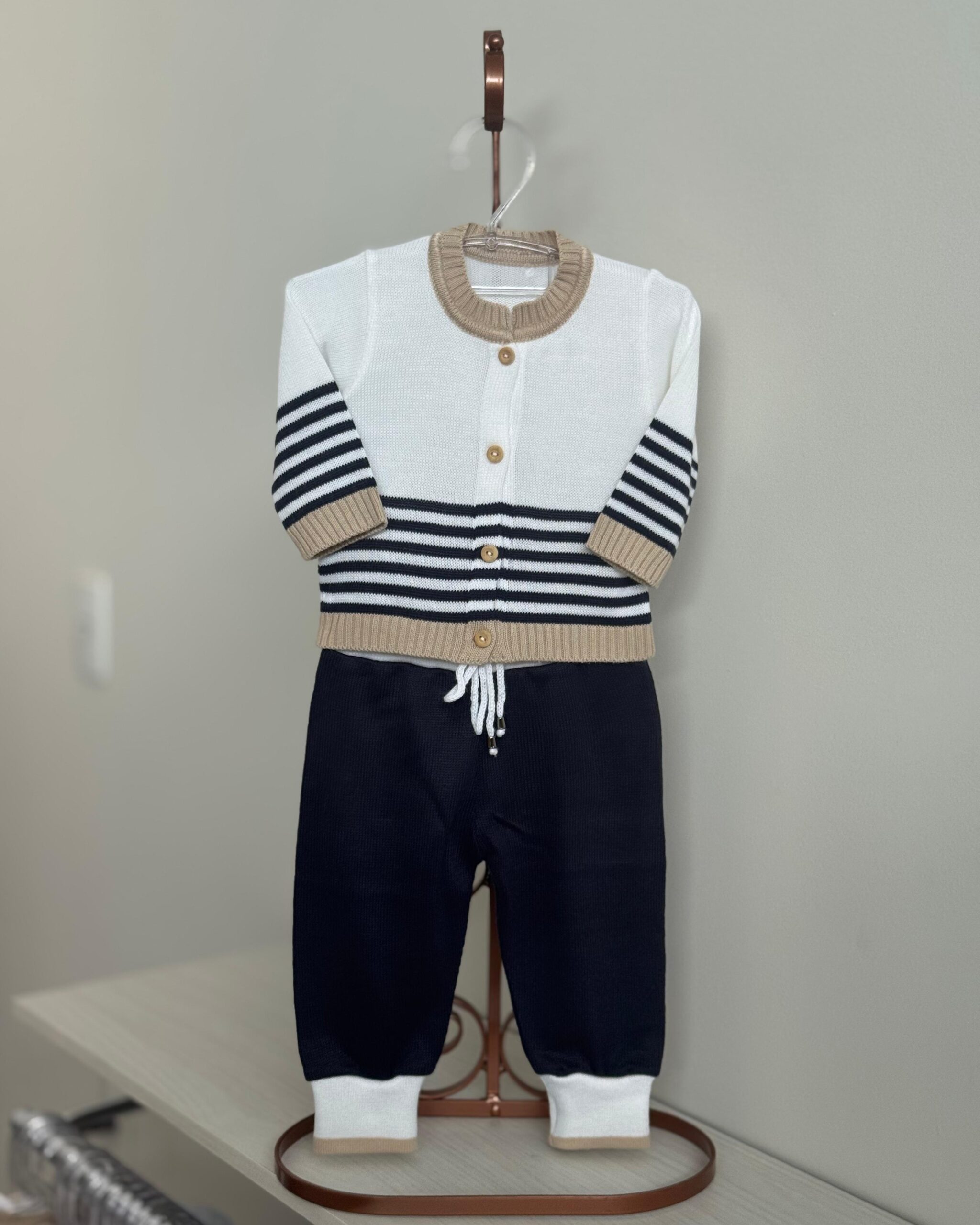 Calça e Casaco Marinho, Areia e Branco
