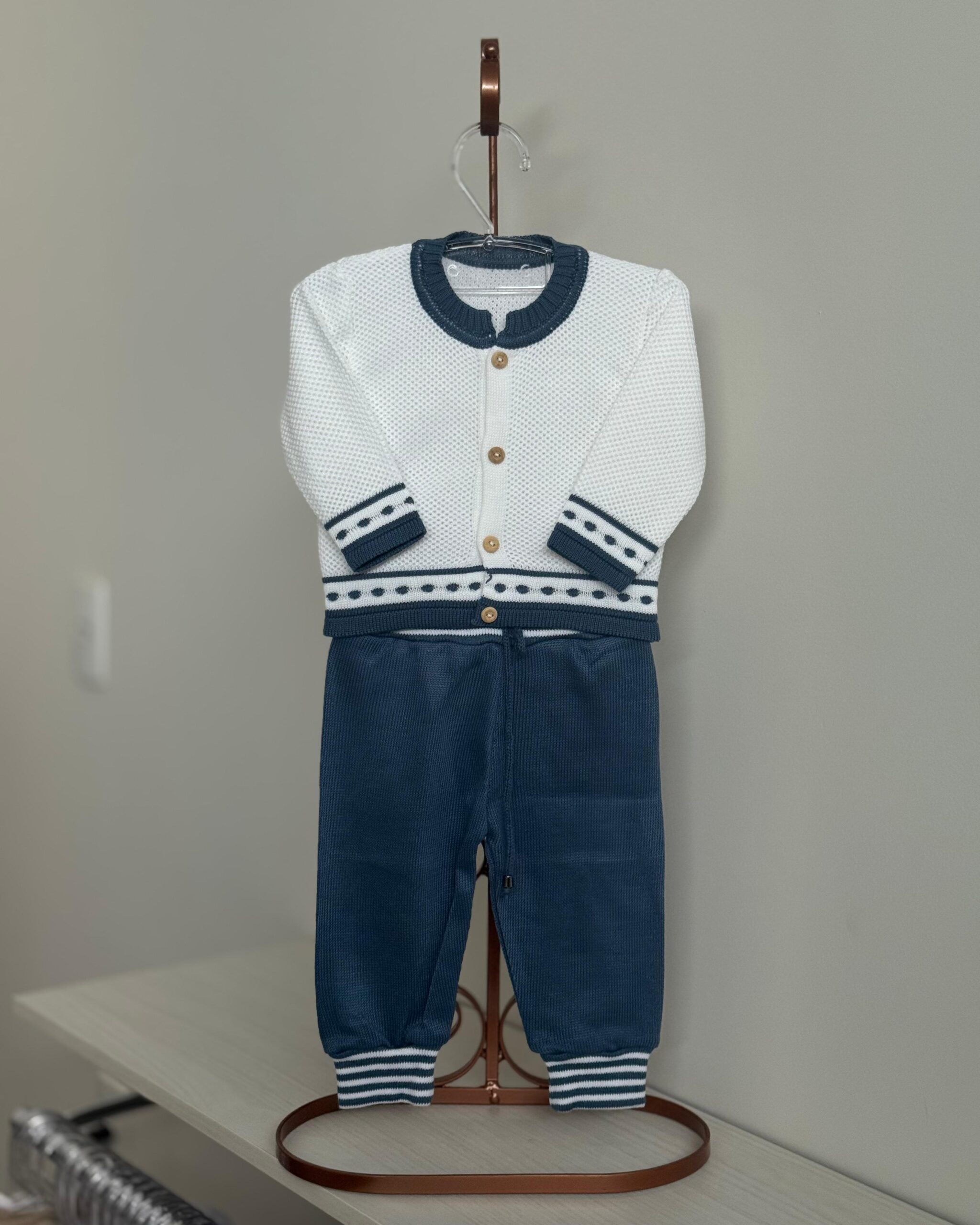 Calça e Casaco Branco e Jeans