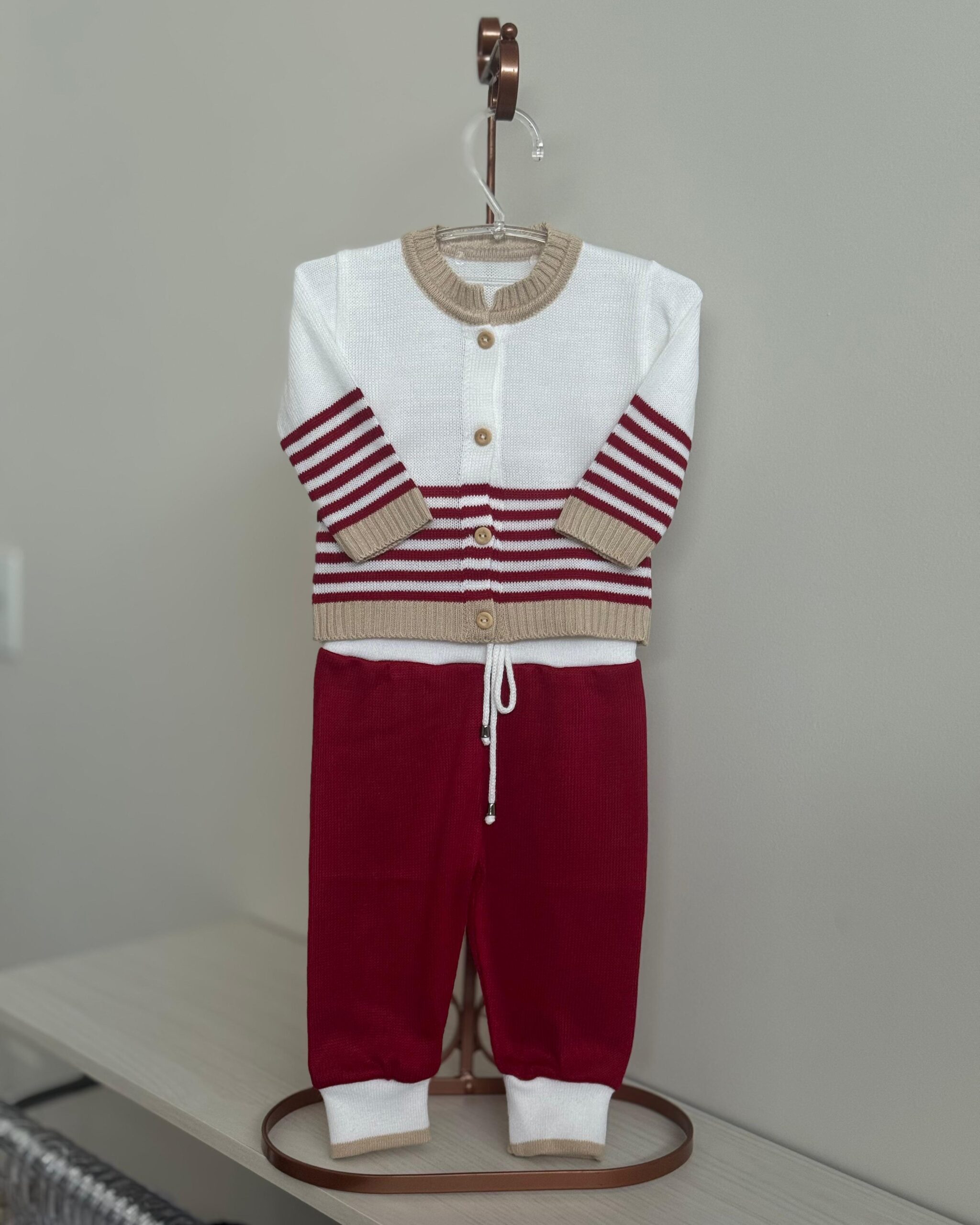 Calça e Casaco Vermelho, Areia e Branco