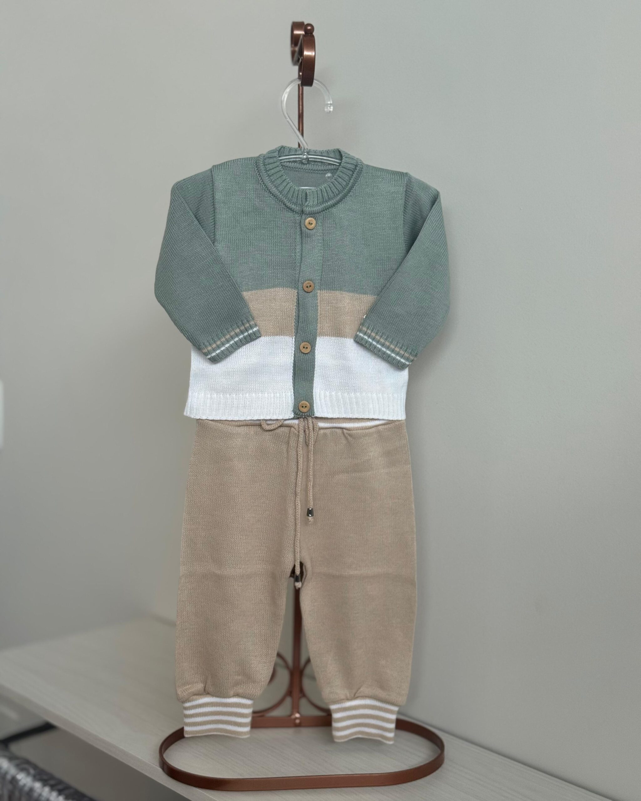 Calça e Casaco Verde Maré, Branco e Areia