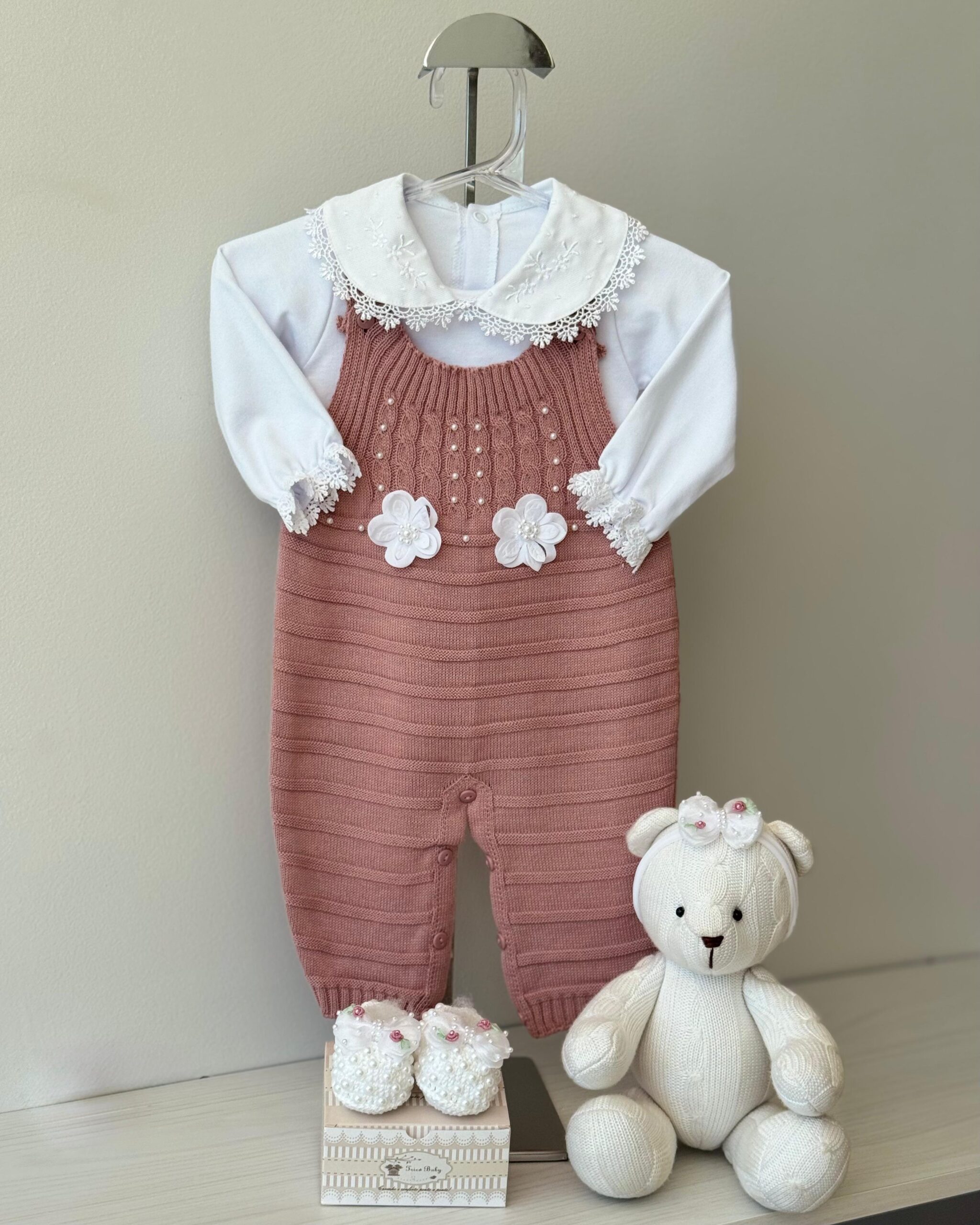 Jardineira Flor Rose + Body + Sapatinho + Faixa