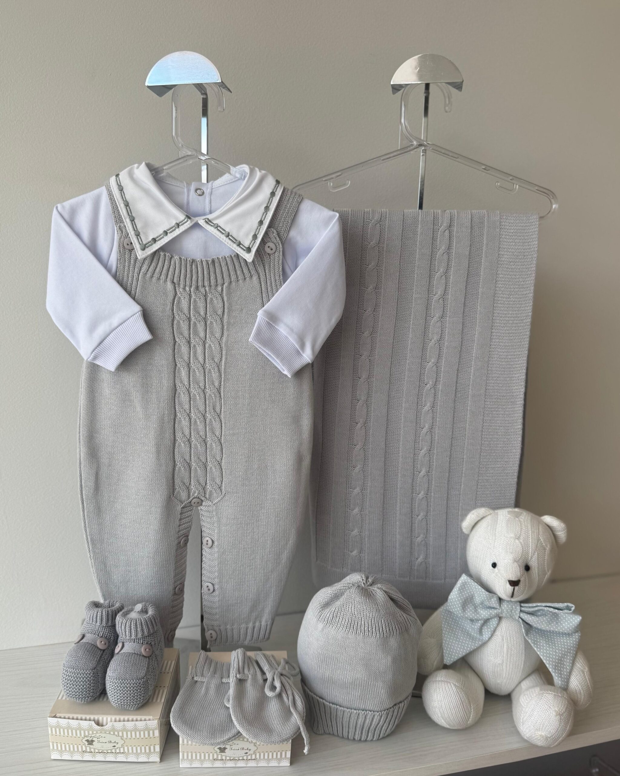 Saída Maternidade Jardineira Trança Cinza