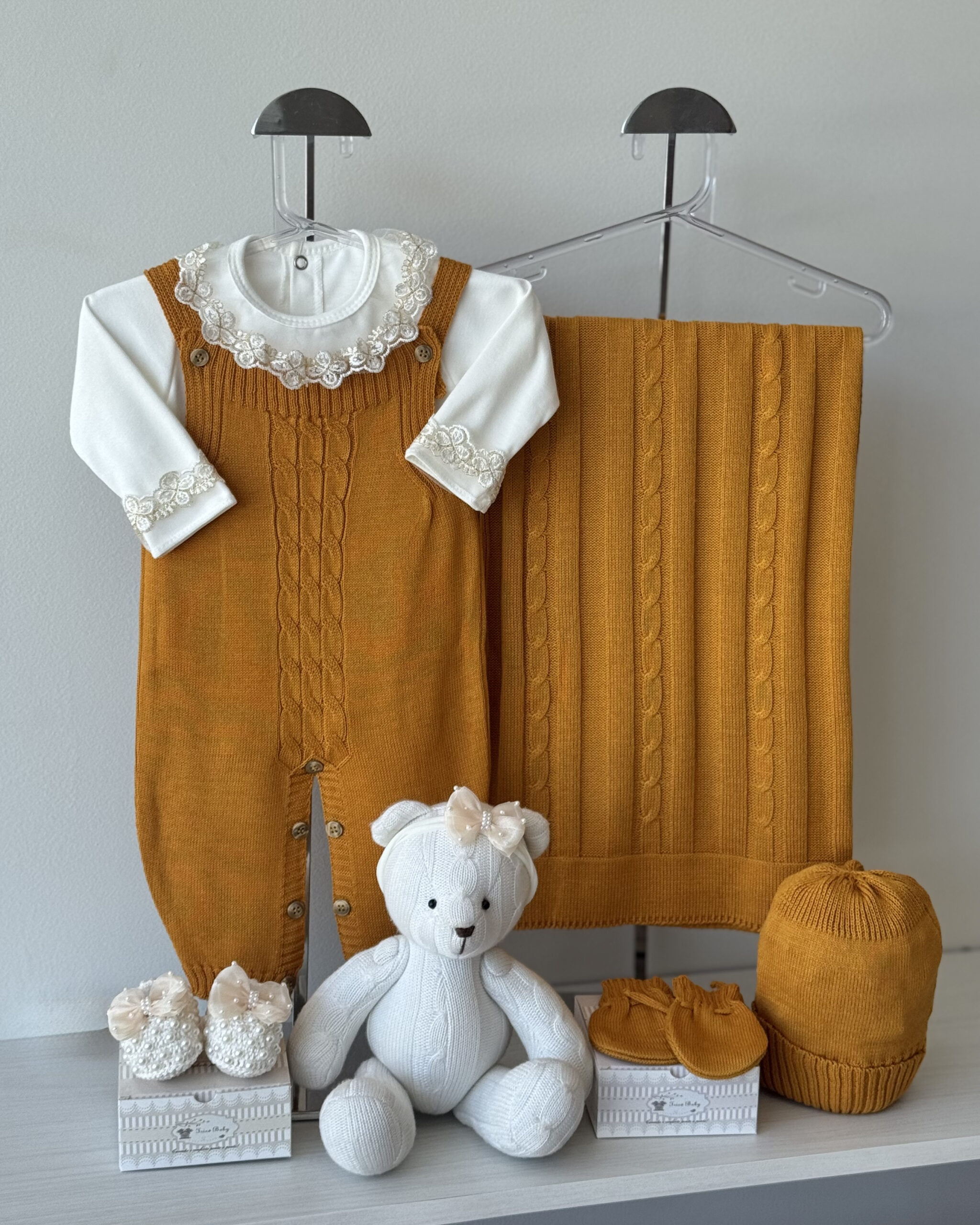 Saída Maternidade Jardineira Trança Mostarda