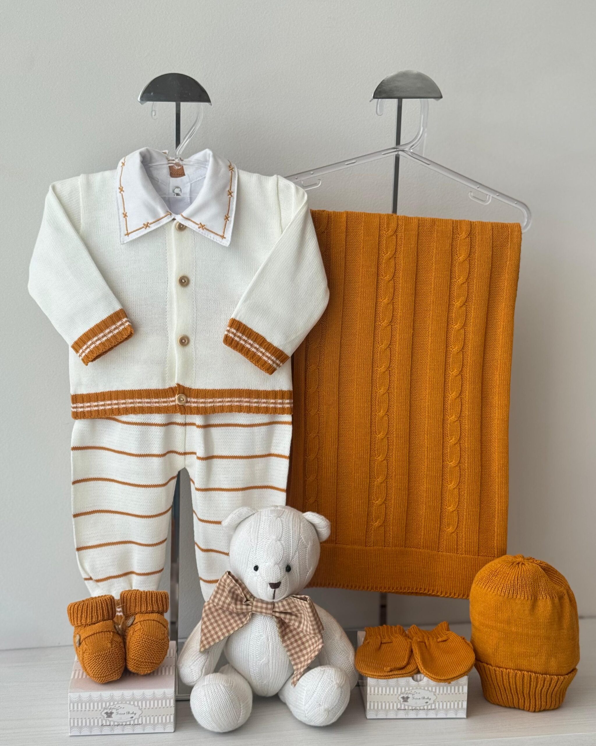 Saída Maternidade Calça  e Casaco Mostarda