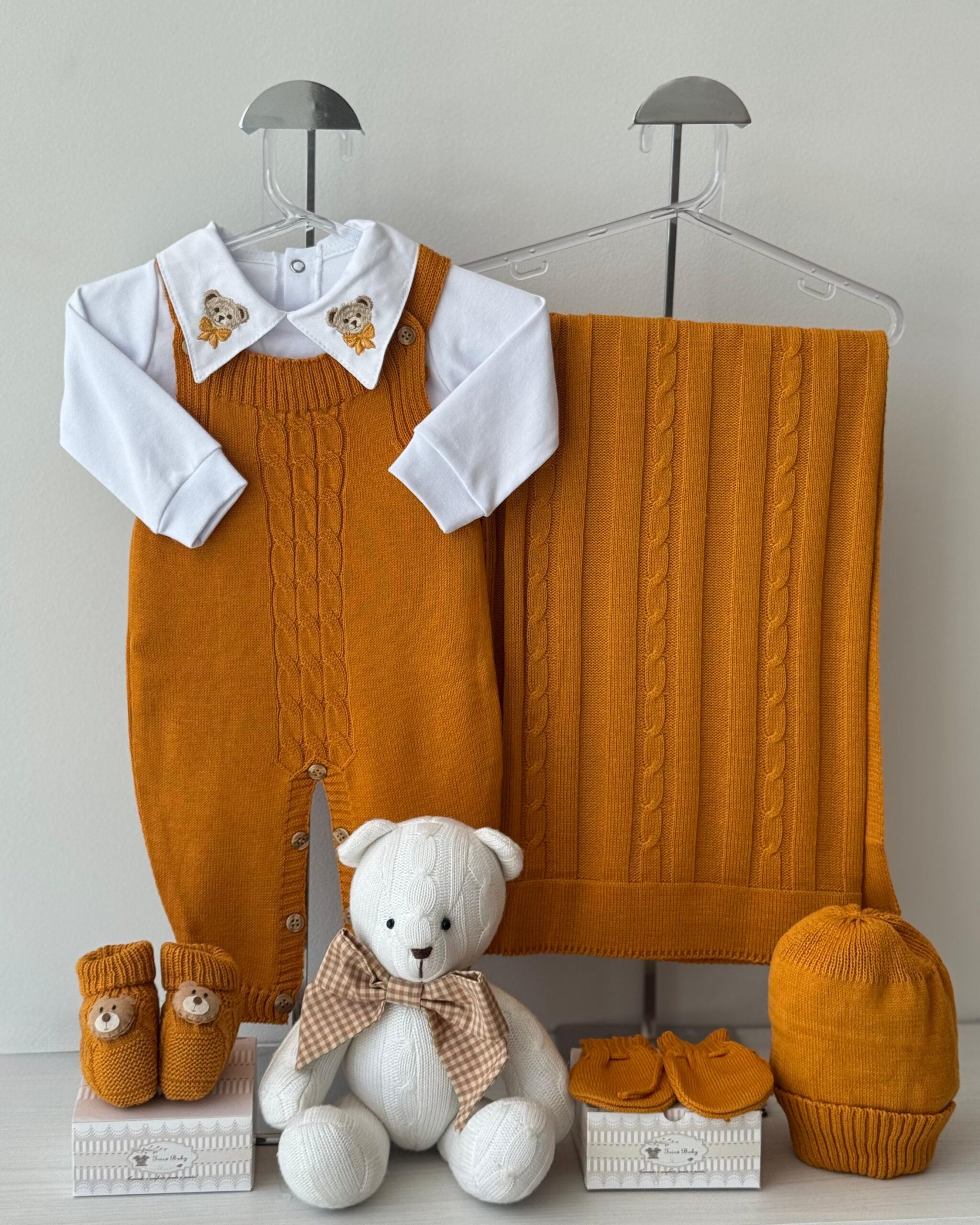 Saída Maternidade Jardineira Trança Mostarda