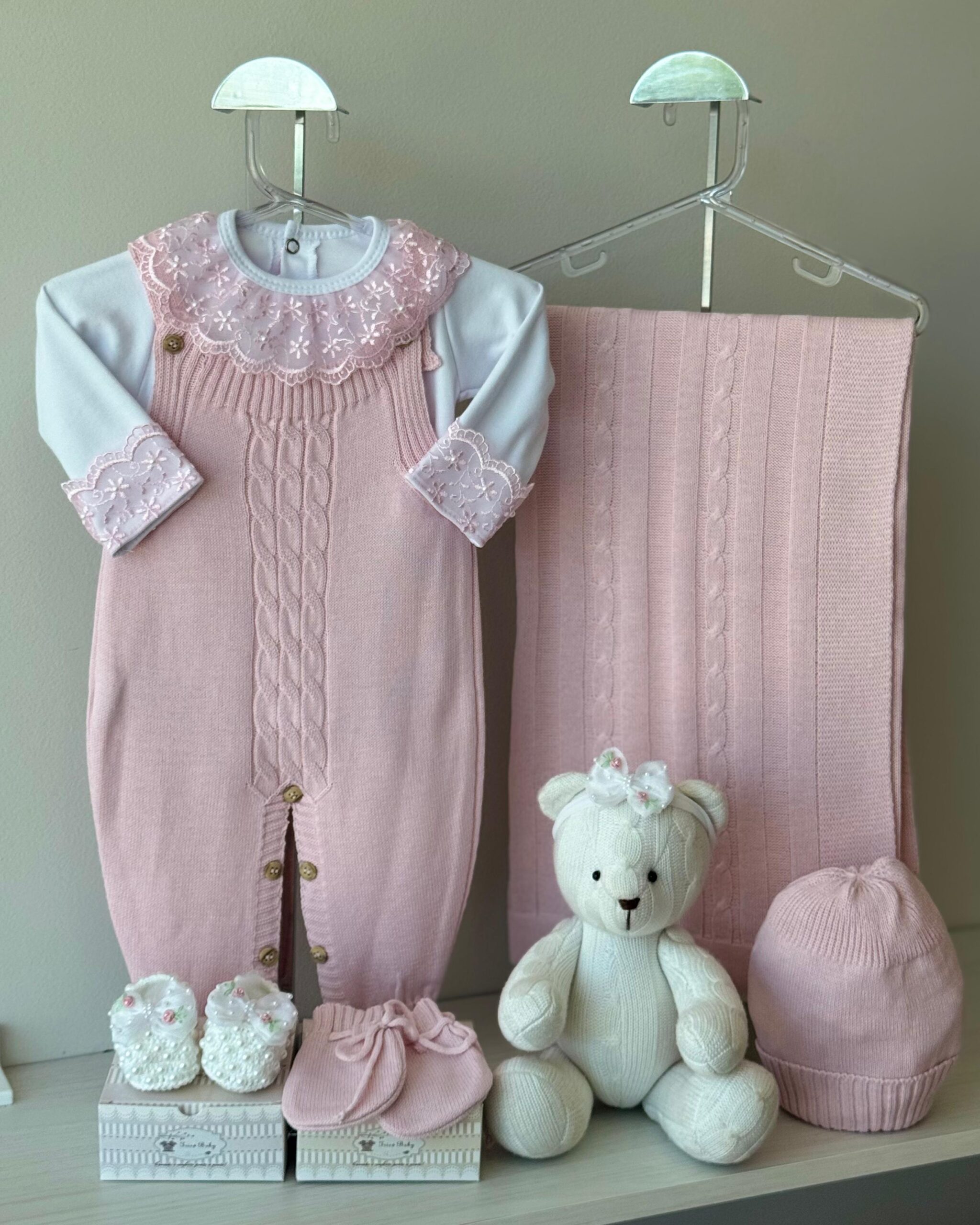 Saída Maternidade Jardineira Trança Rosa Pupurri