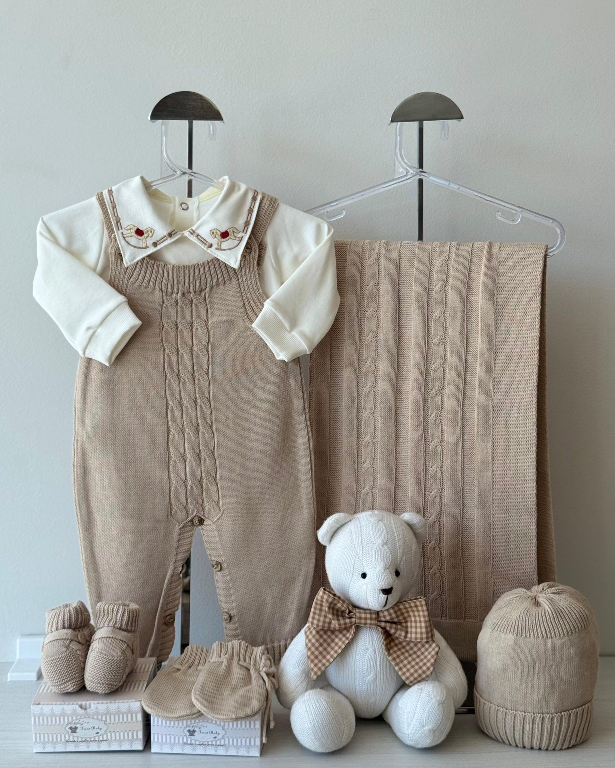 Saída Maternidade Jardineira Trança Areia