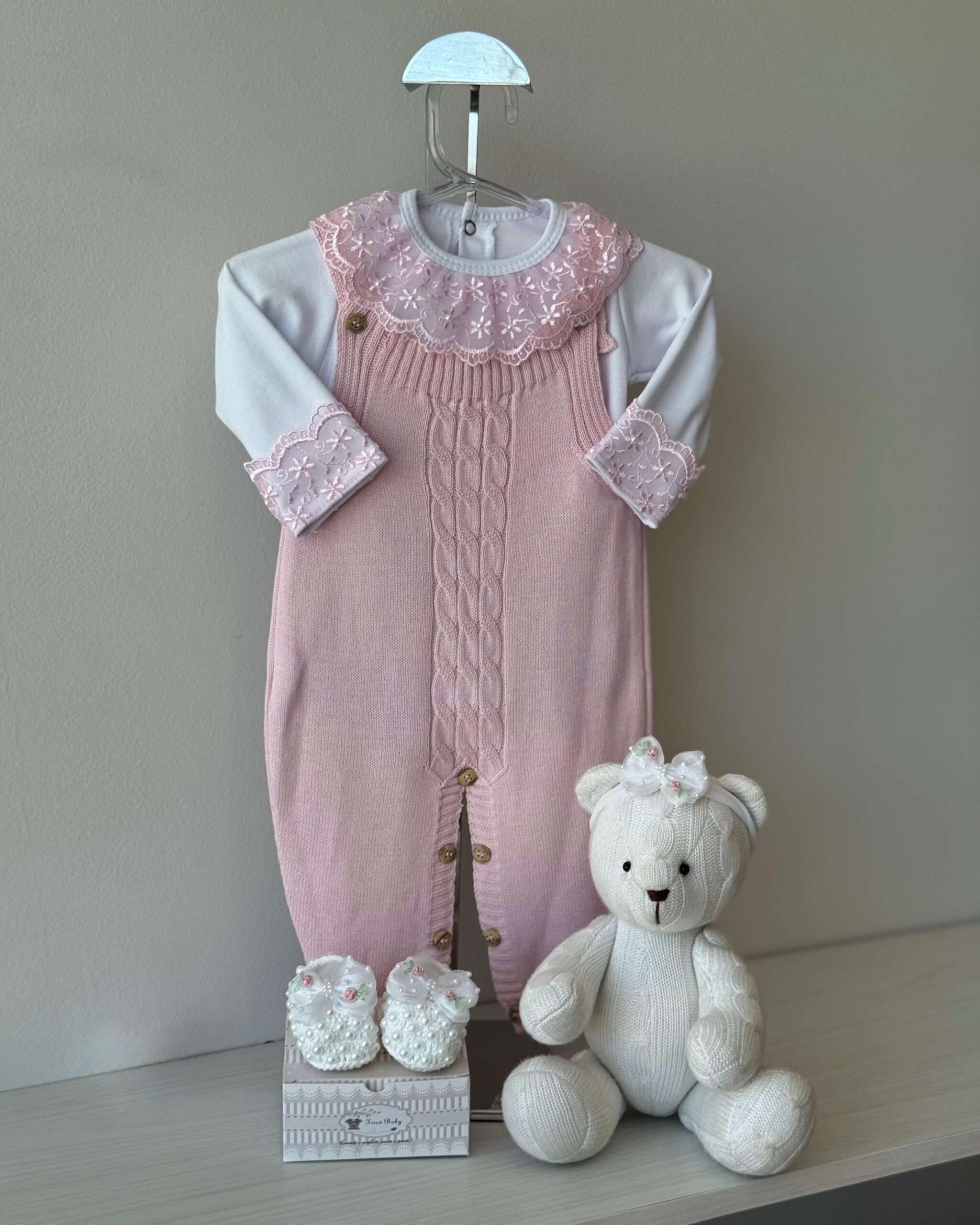 Jardineira Trança Pupurri + Body + Sapatinho + Faixa