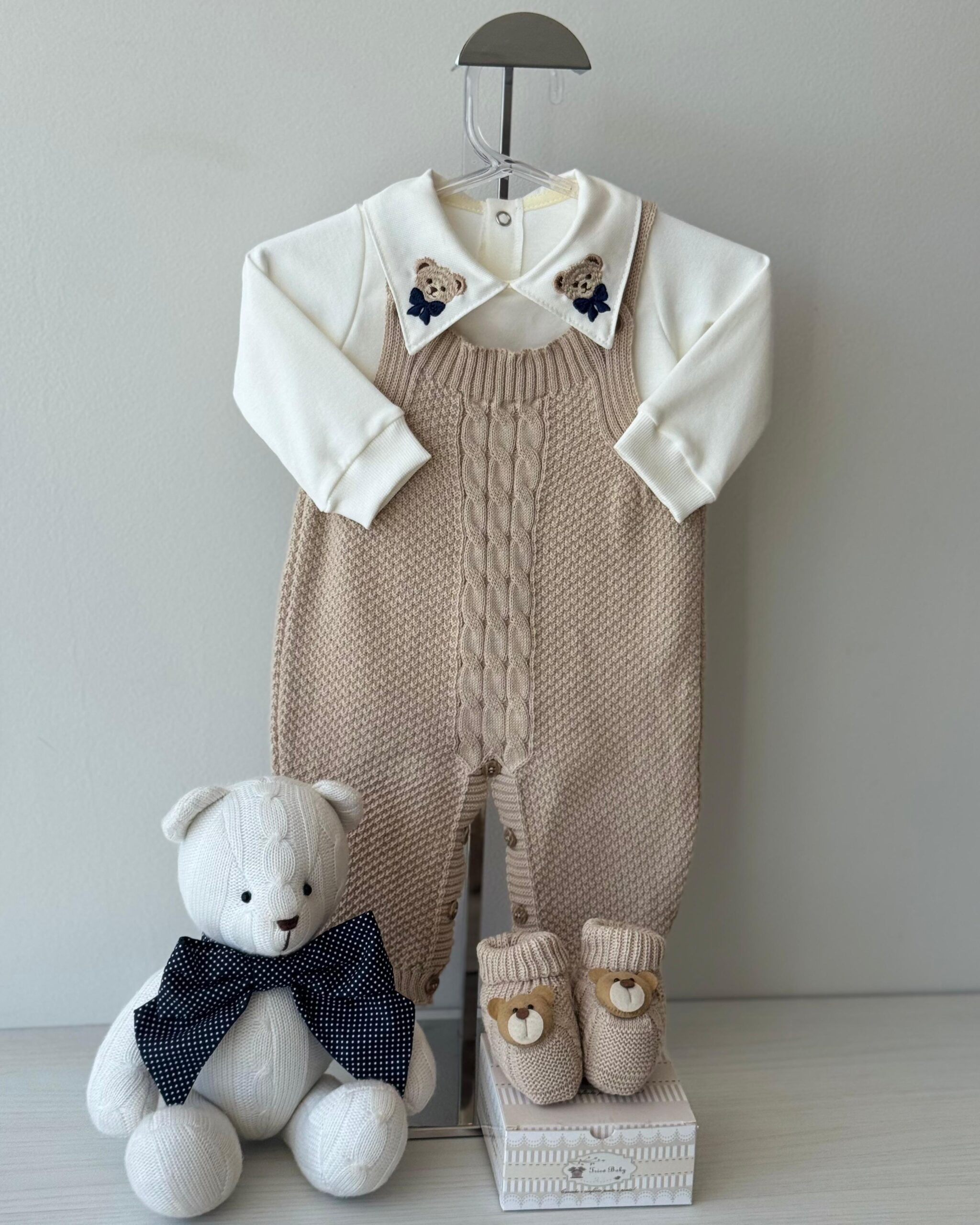 Jardineira Pipoca Areia + Body + Sapatinho