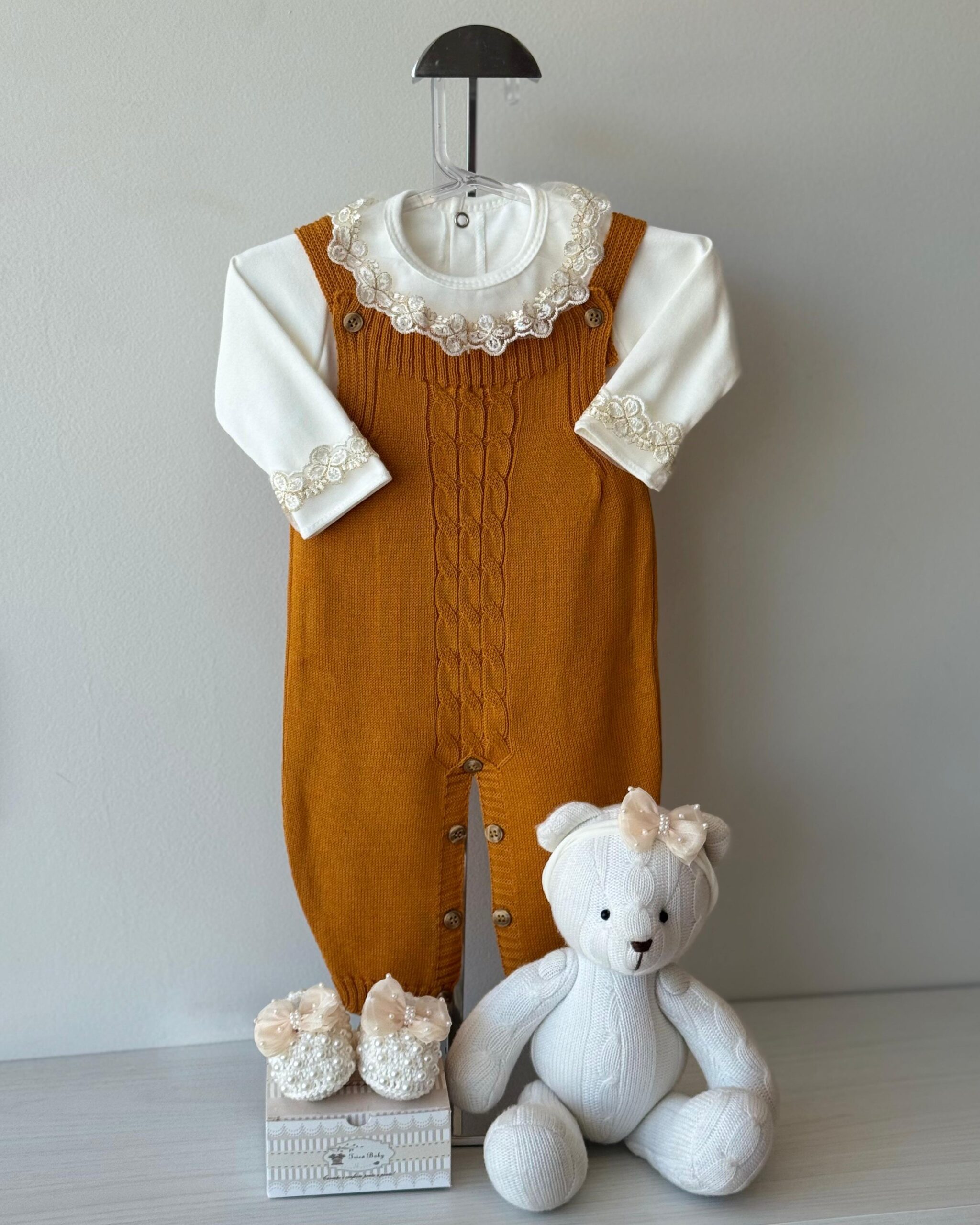 Jardineira Trança Mostarda+ Body + Sapatinho + Faixa