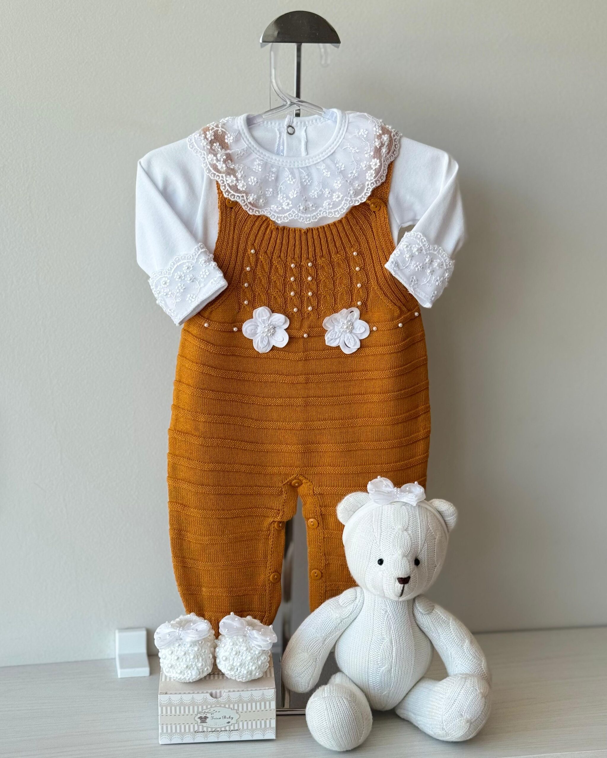 Jardineira Flor Mostarda + Body + Sapatinho + Faixa