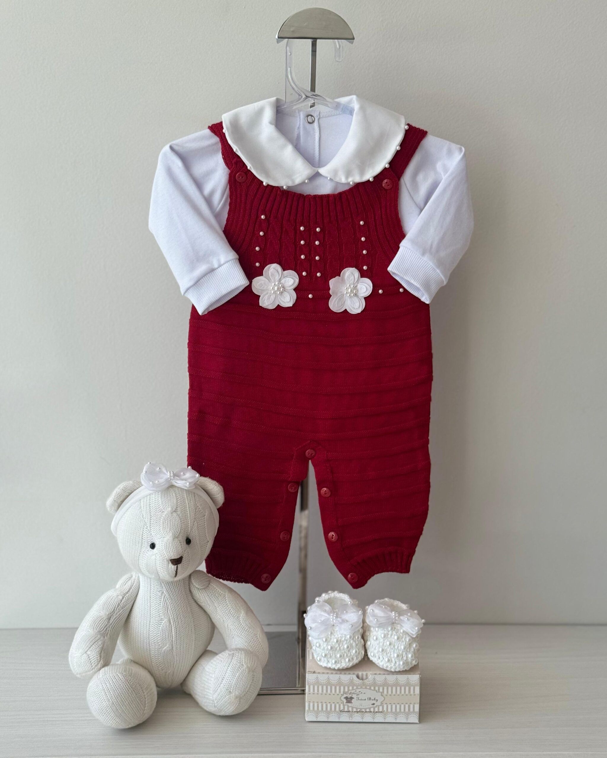 Jardineira Flor Vermelha + Body + Sapatinho + Faixa