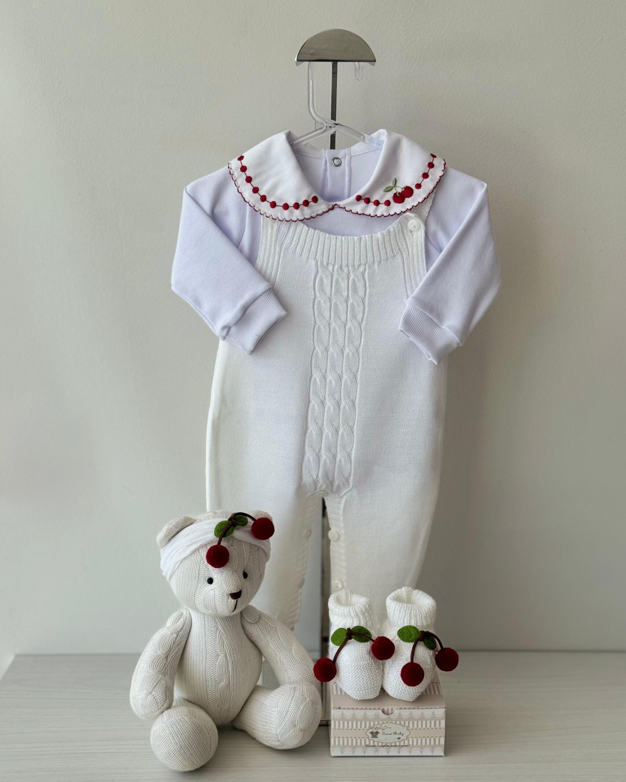 Jardineira Trança Branca + Body + Sapatinho + Faixa