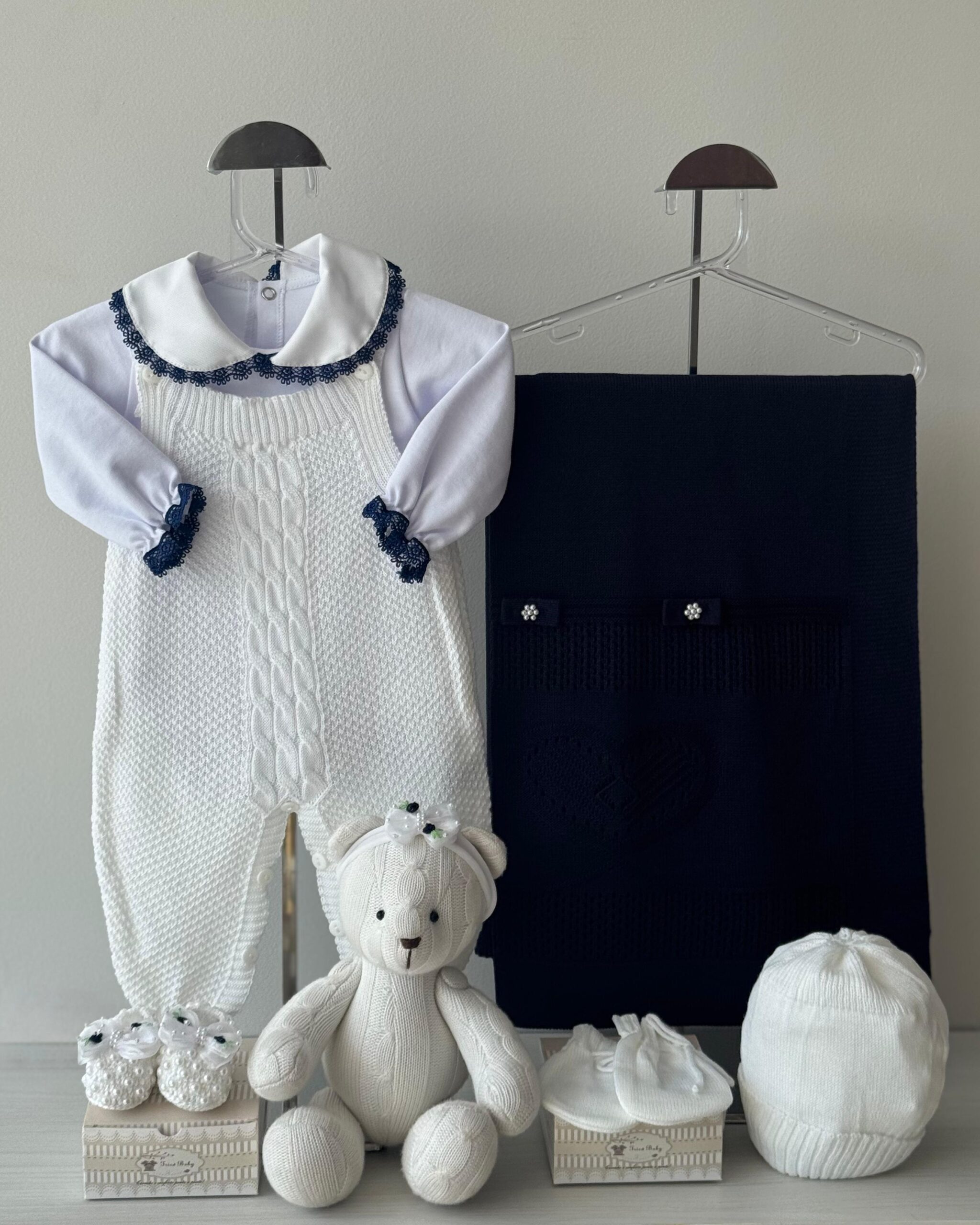 Saída Maternidade Jardineira Trança Branco e Marinho