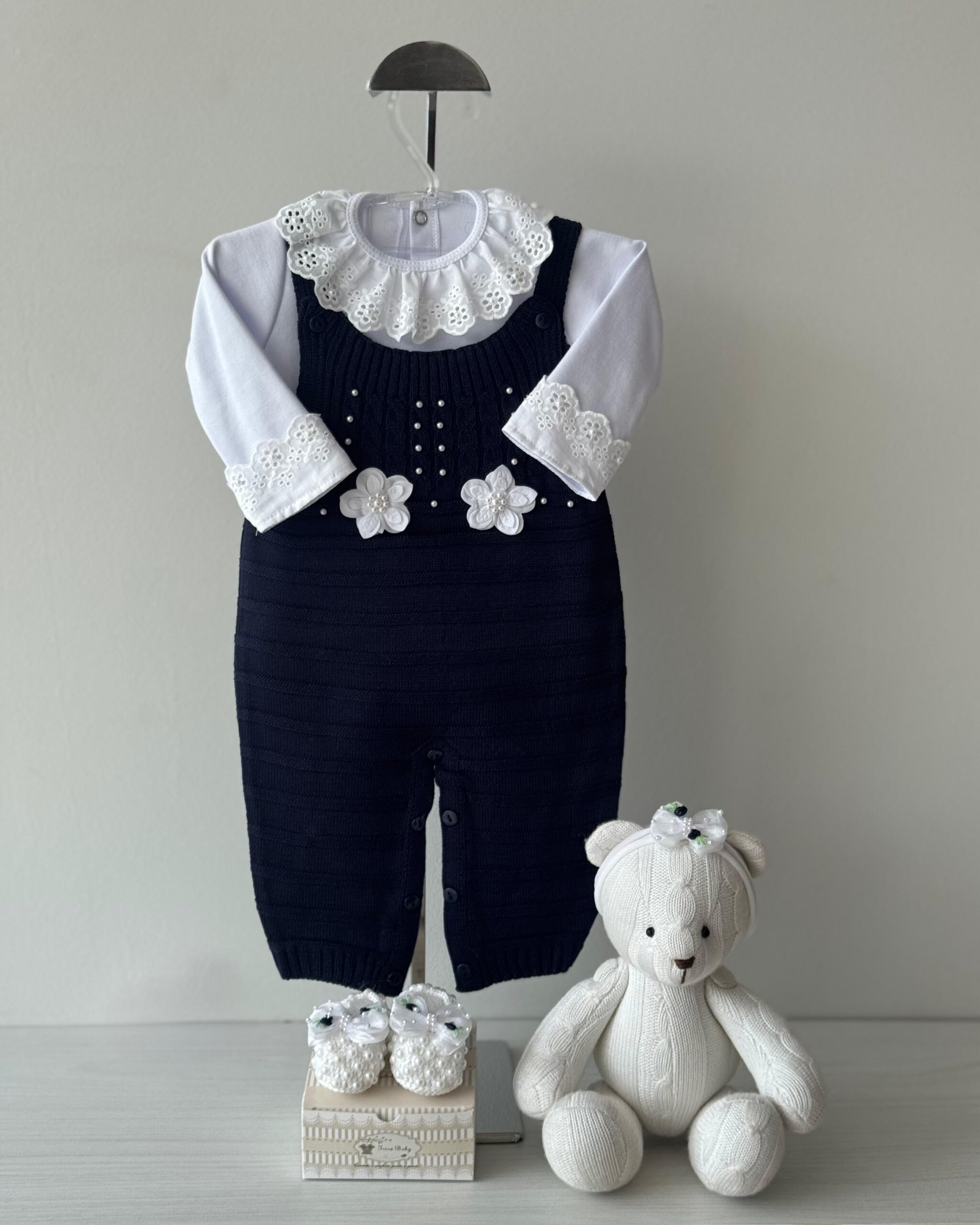 Jardineira Flor Marinho + Body + Sapatinho + Faixa