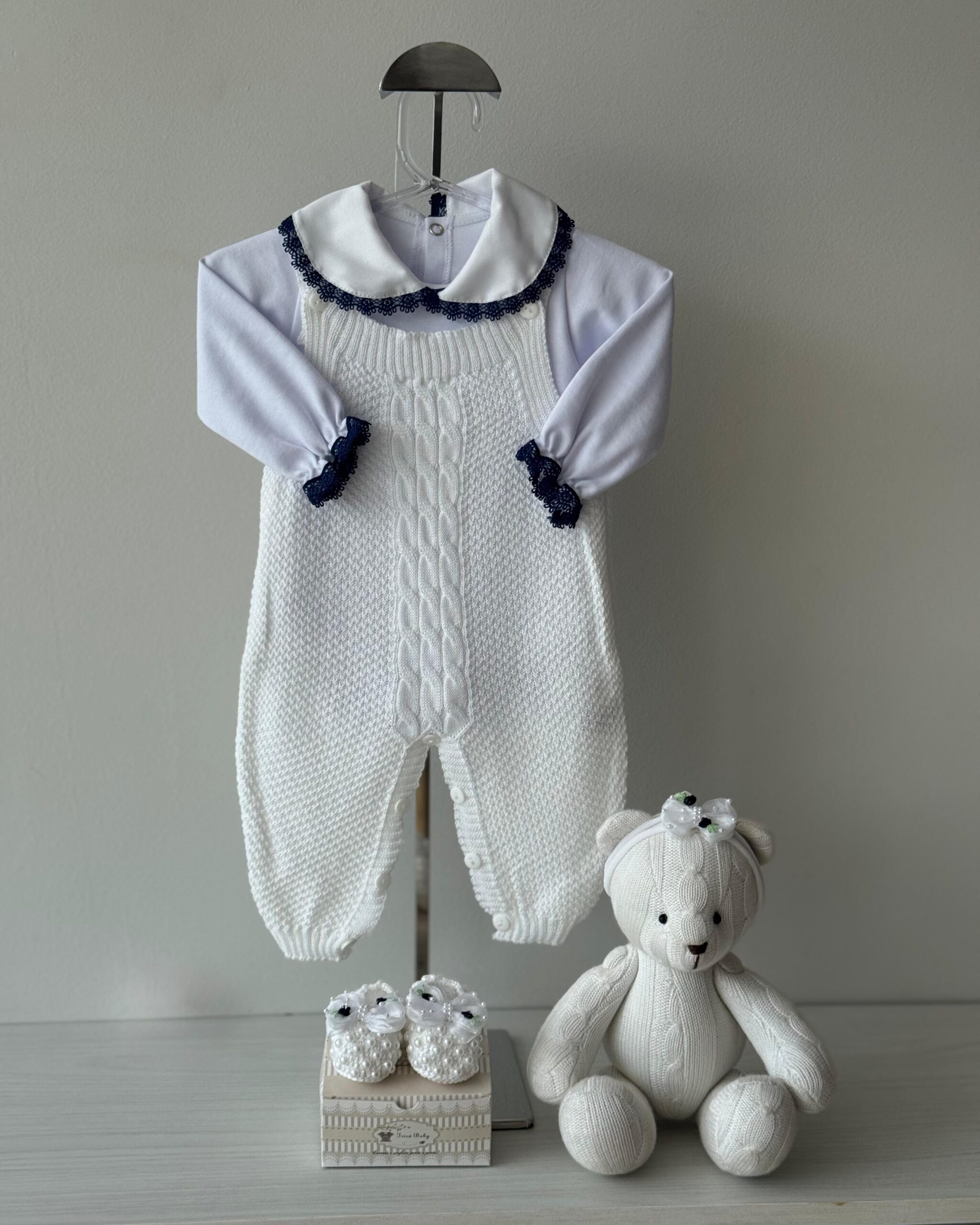 Jardineira Trança Branca + Body + Sapatinho + Faixa