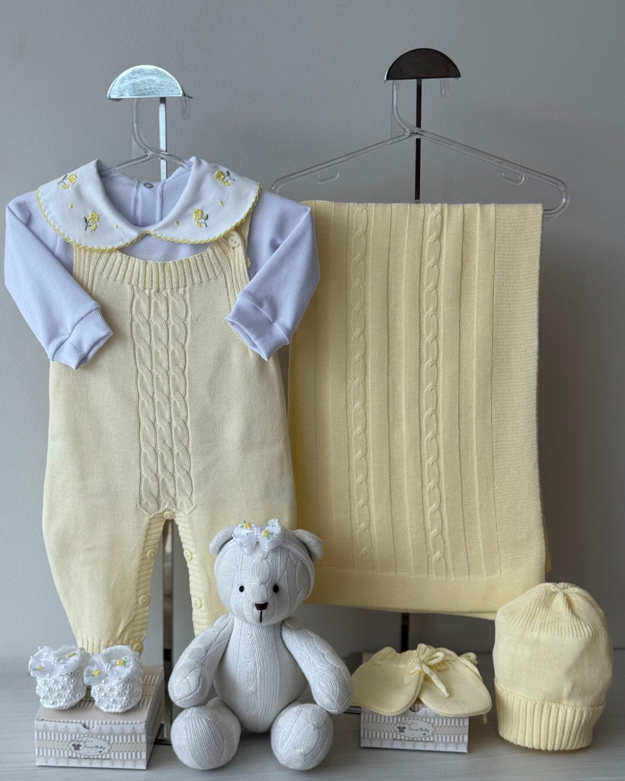 Saída Maternidade Jardineira Trança Amarela 7 pçs