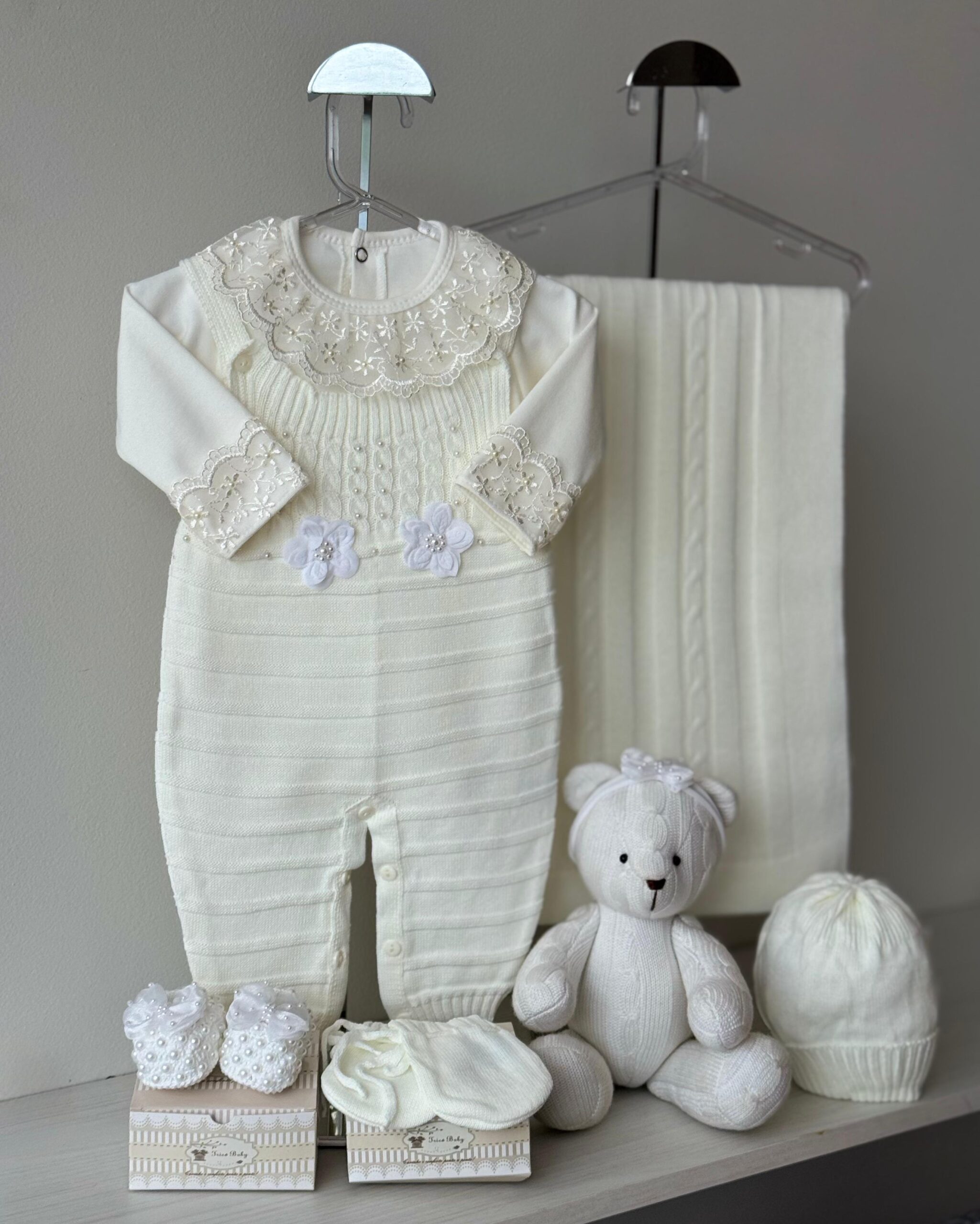 Saída Maternidade Jardineira Flor Off  7 pçs