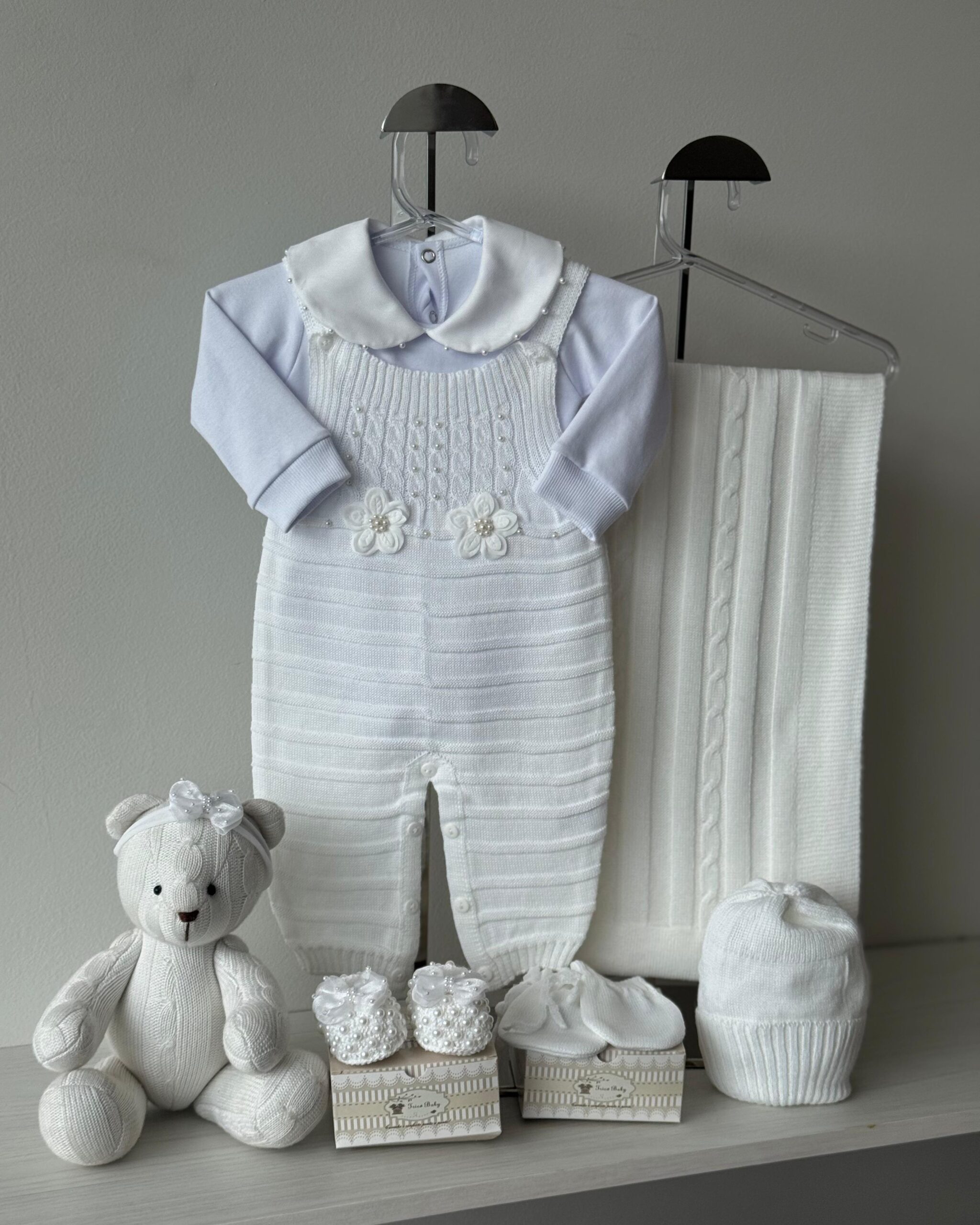 Saída Maternidade Jardineira Flor Branca 7 Pçs