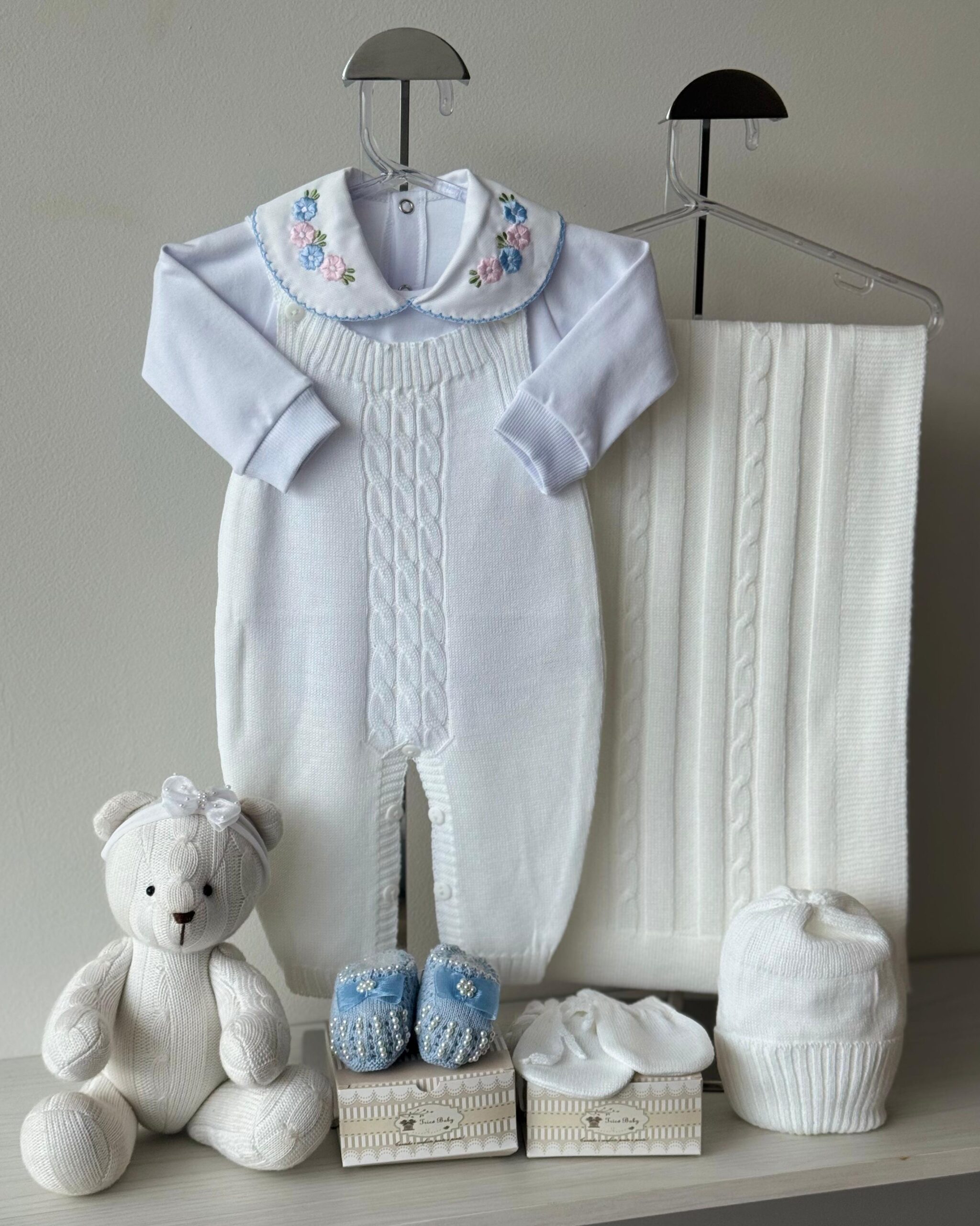 Saída Maternidade Jardineira Trança Branca 6 PÇS