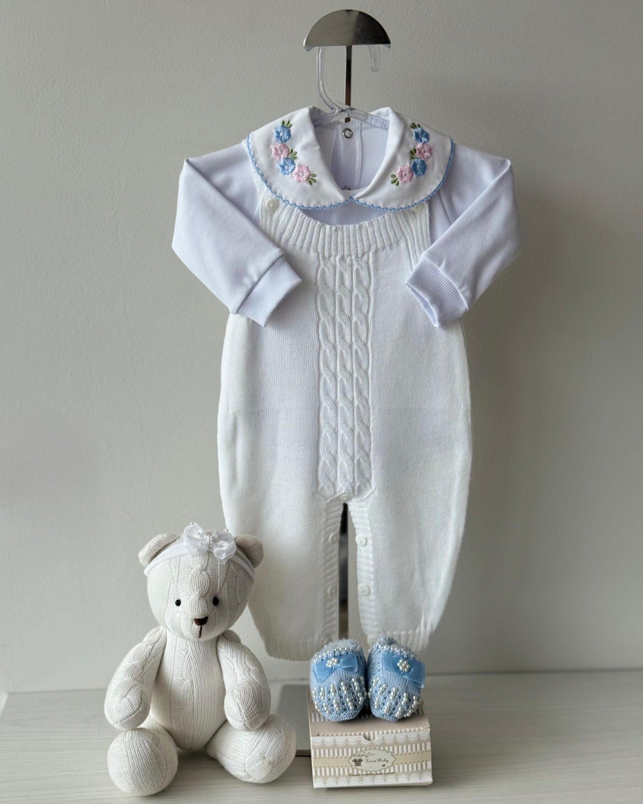 Jardineira Trança Branca+ Body + Sapatinho